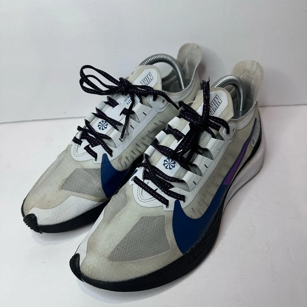 Used Nike women’s White and Blue Athletic Shoes